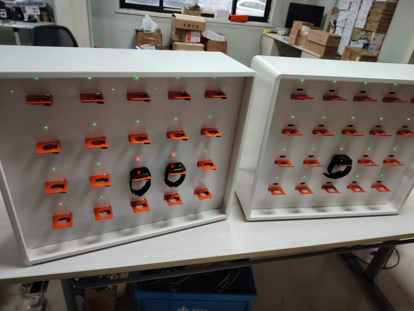 定位手环智能充电柜.jpg 定位手环智能充电柜.jpg